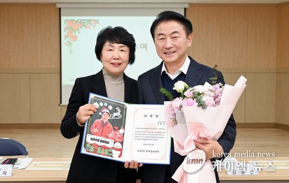 김동근 시장이 12월 20일 송산2동 일일 명예통장으로 위촉된 뒤 강경자 송산2동 통장협의회장과 기념사진을 찍고 있다.