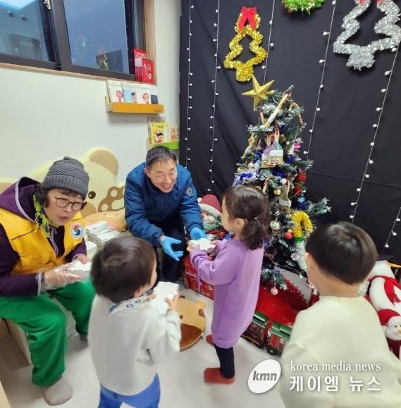 호원1동, '(사)천사보금자리 의정부지회' 안말어린이집에 호두과자 선물