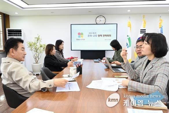 김동근 시장이 12월 30일 시장실에서 ‘문화‧교육 정책 전략회의’를 진행하고 있다.