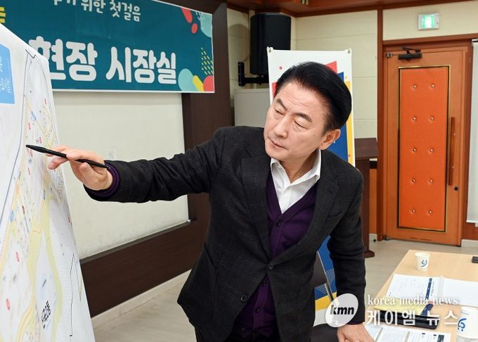 김동근 시장이 1월 10일 신곡2동 주민센터에서 현장시장실을 열고 시민들과 소통하고 있다.