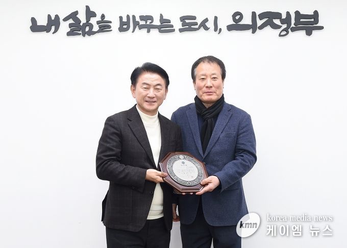 김동근 시장이 1월 9일 임기를 마무리한 남주우 제6대 보훈단체협의회장에게 감사패를 수여한 뒤 함께 기념사진을 찍고 있다(왼쪽: 김동근 시장, 오른쪽: 남주우 전임 보훈단체협의회장)