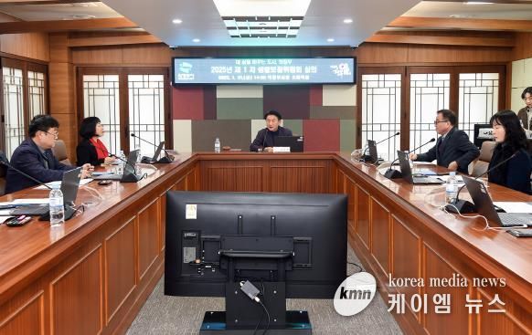 김동근 시장이 1월 31일 시청 소회의실에서 2025년 제1차 생활보장위원회를 진행하고 있다.