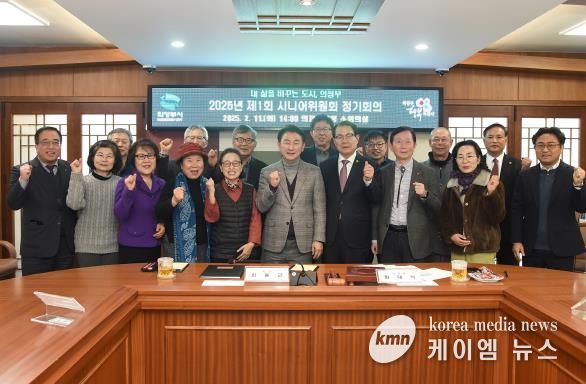 김동근 시장이 2월 11일 2025년 제1회 ‘의정부시 시니어위원회’ 정기회의 참석자들과 기념사진을 찍고 있다.