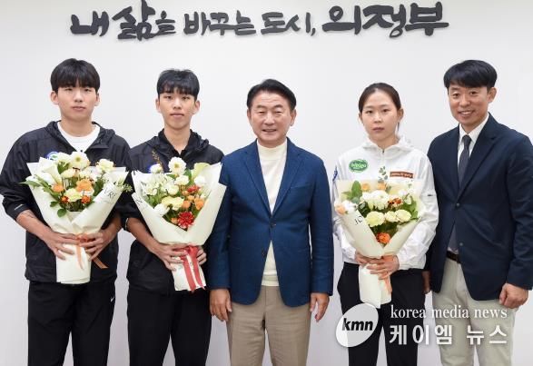 지난해 10월 29일 김동근 시장이 국가대표로 선발된 시청 직장운동경기부 빙상팀 선수(사진 왼쪽부터 정재원, 양호준, 김민선 선수, 제갈성렬 감독)들을 격려하는 자리를 갖고 함께 기념사진을 찍고 있다.