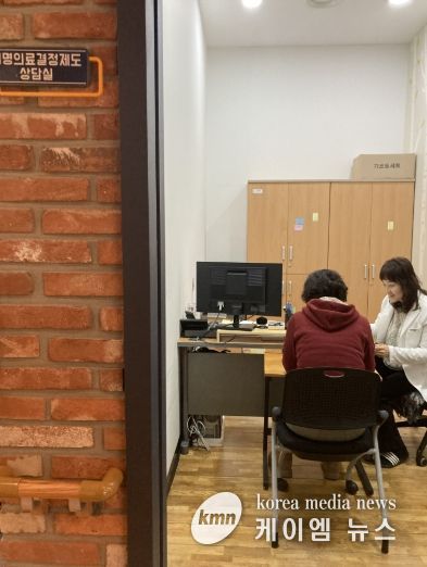 일산동구보건소 연명의료결정제도 상담실에서 한 시민이 상담을 받고 있다.