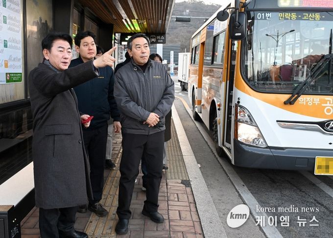 김동근 시장이 2월 18일 출근 시간대에 의정부01번 공공버스 정류소에서 현장 점검을 하고 있다.