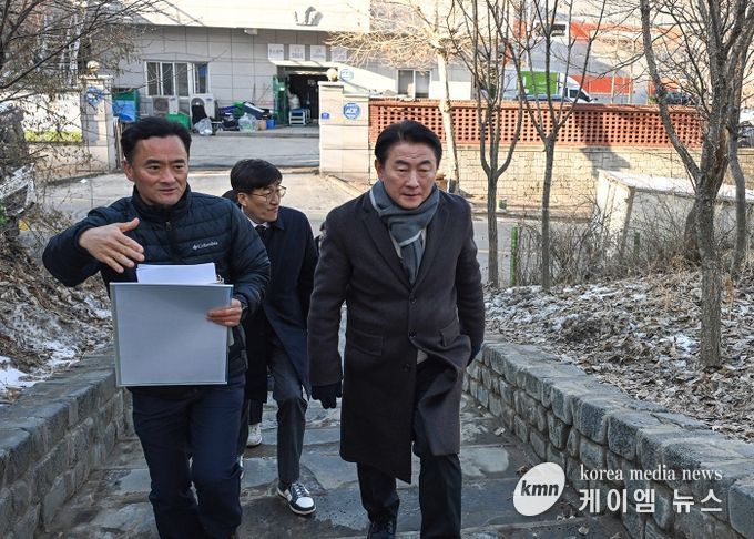김동근 시장이 2월 17일 용현산업단지 완충녹지 산책로 현장을 점검하고 있다.