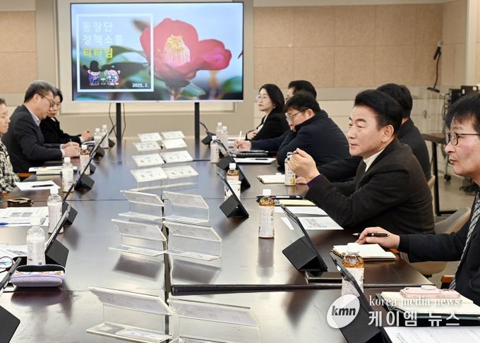 김동근 시장이 2월 20일 ‘동장단 정책소통 티타임’을 진행하고 있다.