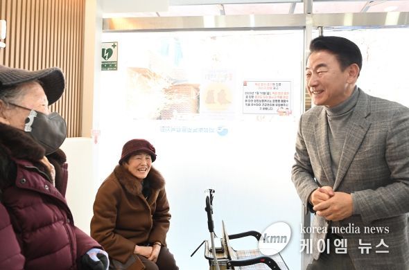 김동근 시장이 2월 19일 ‘문안(問安)’ 사업의 일환으로 의정부노인종합복지관을 방문해 어르신들과 소통하고 있다.