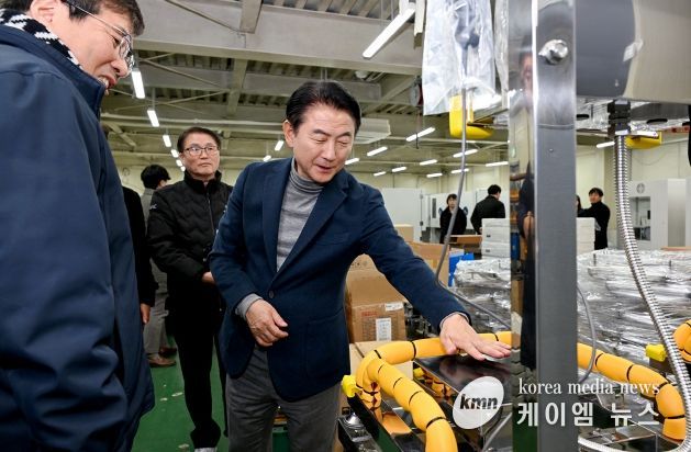 김동근 시장이 2월 21일 용현산단 내 벤처기업인 ㈜지테크인터내셔날(대표 한성우)을 방문해 제품 개발 현황을 살펴보고 있다.