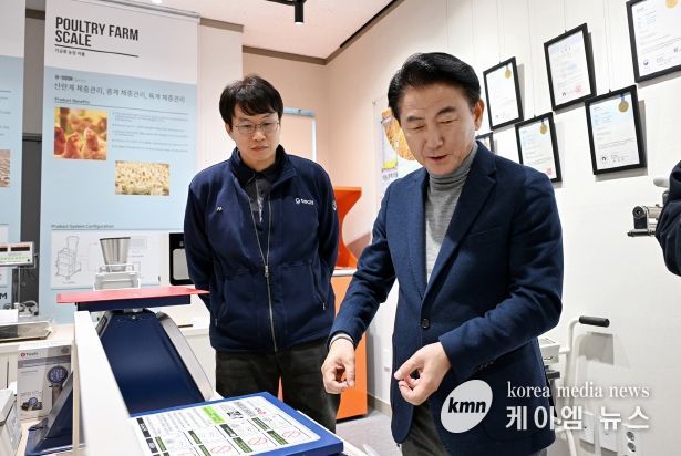 김동근 시장이 2월 21일 용현산단 내 벤처기업인 ㈜지테크인터내셔날(대표 한성우)을 방문해 제품 개발 현황을 살펴보고 있다.