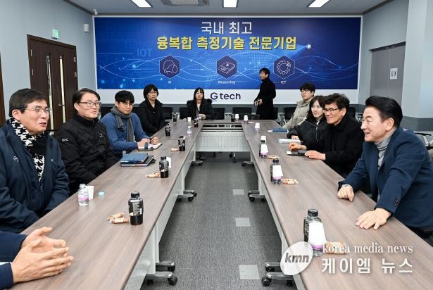 김동근 시장이 2월 21일 용현산단 내 벤처기업인 ㈜지테크인터내셔날(대표 한성우)을 방문해 직원들과 소통하고 있다.