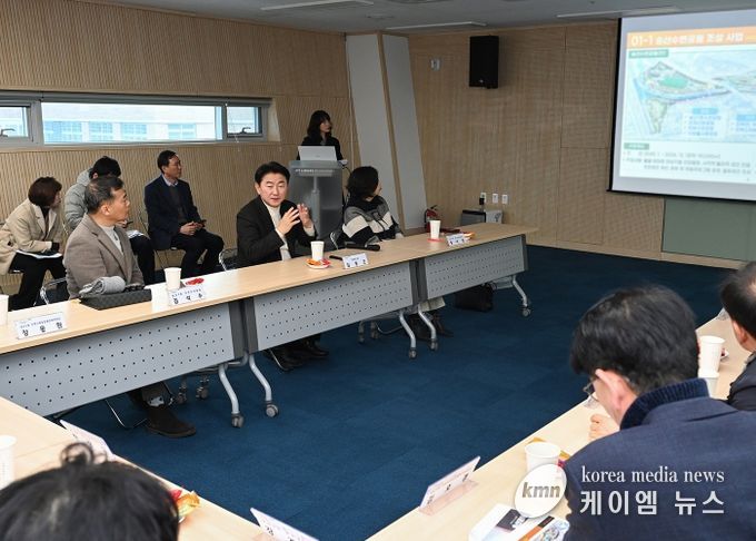 김동근 시장이 2월 26일 의정부미술도서관에서 송산권역 현장 티타임을 진행하고 있다.