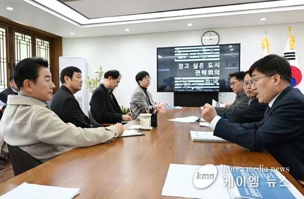 김동근 시장이 2월 27일 시장실에서 ‘제8차 걷고 싶은 도시 전략회의’를 진행하고 있다.