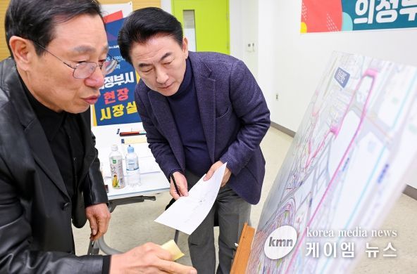 김동근 시장이 2월 28일 가능동 주민센터에서 현장시장실을 열고 시민들과 소통하고 있다.