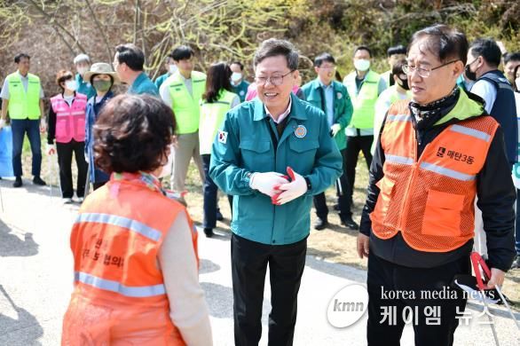 수원시 영통구, '봄맞이 원천리천 환경정화 활동' 실시