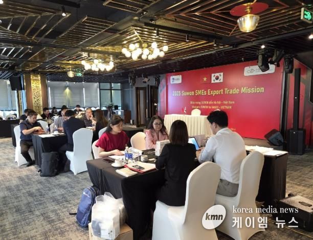 베트남 하노이에 위치한 그랜드 비스타 비즈니스 센터에서 수출판매개척단이 수출 상담을 하고 있다.