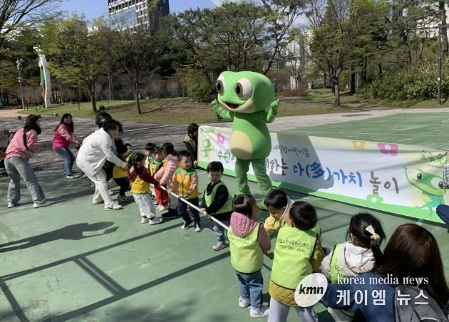 수원이와 어린이들이 활동을 하고 있다