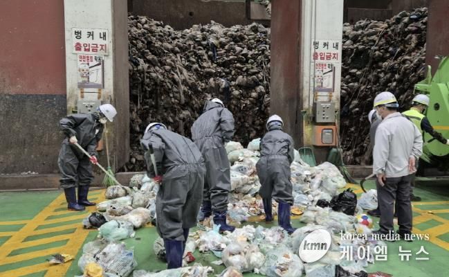 수원시 매교동, 자원회수시설 폐기물 샘플링 점검 실시