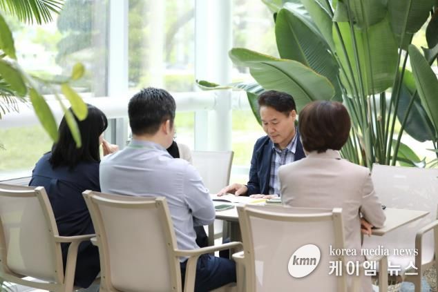 김원규 수원시 특이민원대응전문관(사진 오른쪽에서 두 번째)이 수원시 공직자와 상담하고 있다.