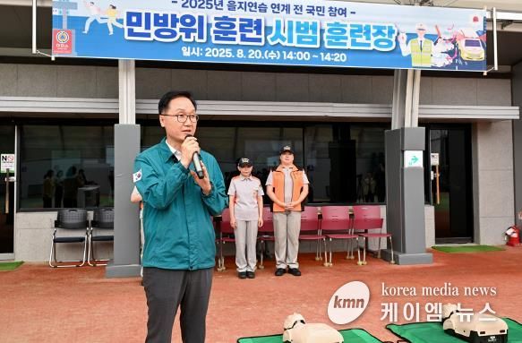 강현석 부시장이 8월 20일 ‘을지연습 연계 공습대비 민방위 훈련’에 참여해 직원들에게 민방위 훈련의 중요성을 강조하고 있다.