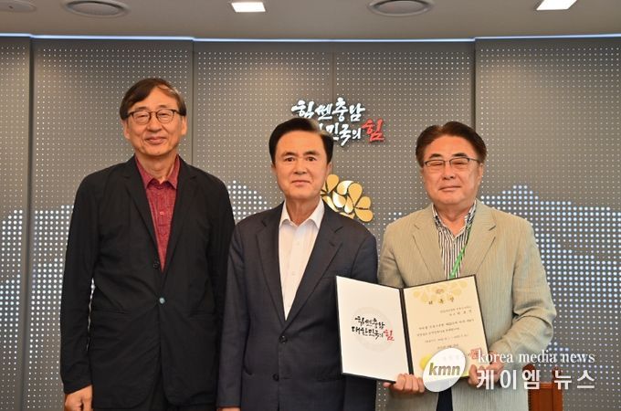 (왼쪽부터)김광현 총괄건축가_김태흠 충남도지사_박호영 수석건축가