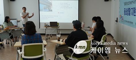 박시현 월평빌라 소장이 최근 인천시장애인주거전환센터 회의실에서 열린 ‘동네생활 지원 역량강화 쓱’ 첫 번째 교육을 하고 있다