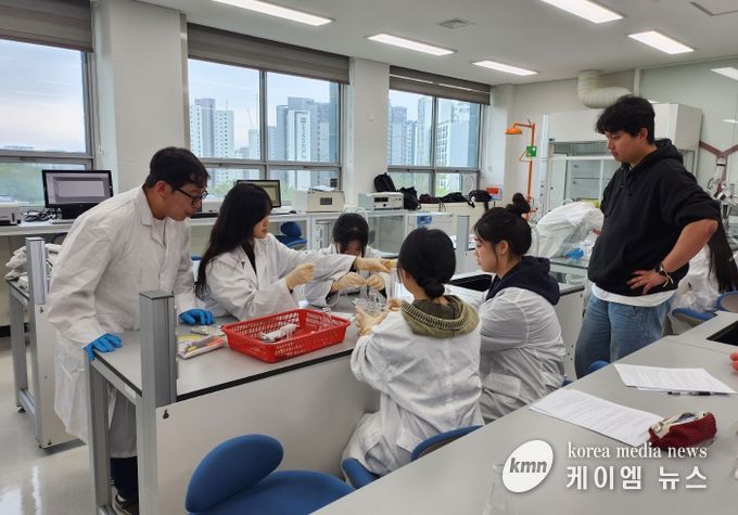 AI(인공지능)와 분광광도계 빛 속의 정보를 탐색하다