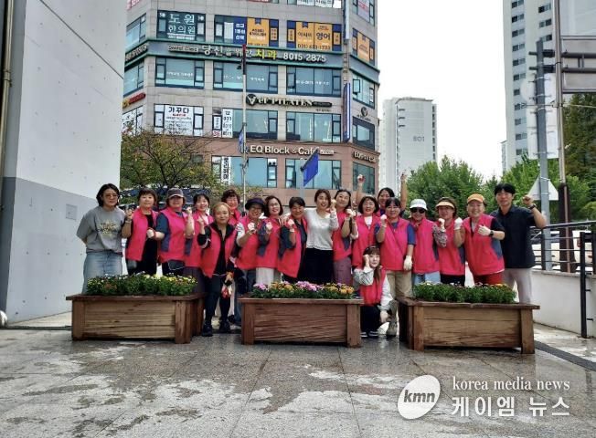 23일 동탄3동 주민들이 환경정화 및 국화식재 활동에서 기념촬영하고 있다