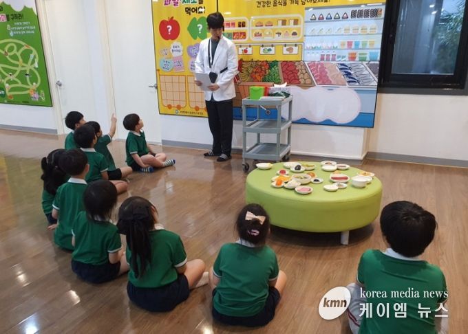 체험관 ‘과일·채소를 먹어요’ 활동 장면