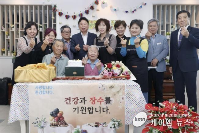 서태원 가평군수, 100세 어르신께 장수지팡이 전달