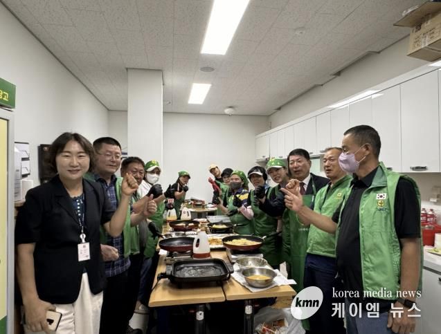 백경현 시장이 인창동 새마을협의회 회원들과 함께 명태전을 부치고 있다.