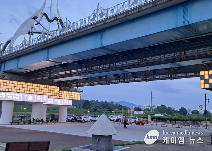 토평교 하부 조명갤러리 전경