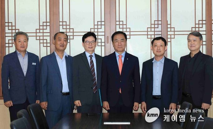 왼쪽부터 행정자치국장, 남성진 위원, 박상철위원, 평택시장(정장선), 신동택 위원, 윤성내 위원