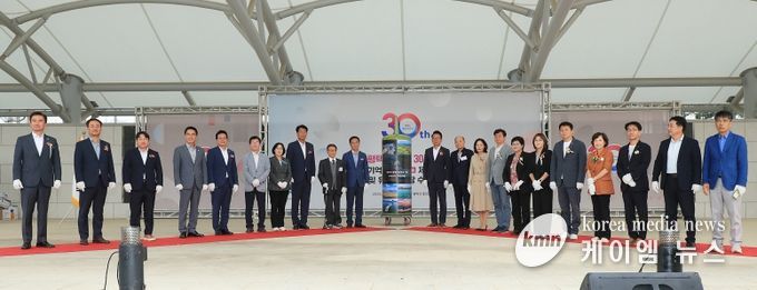 평택시, 통합 30주년 기억상자(타임캡슐) 제막식 및 유공 표창장 수여식 개최