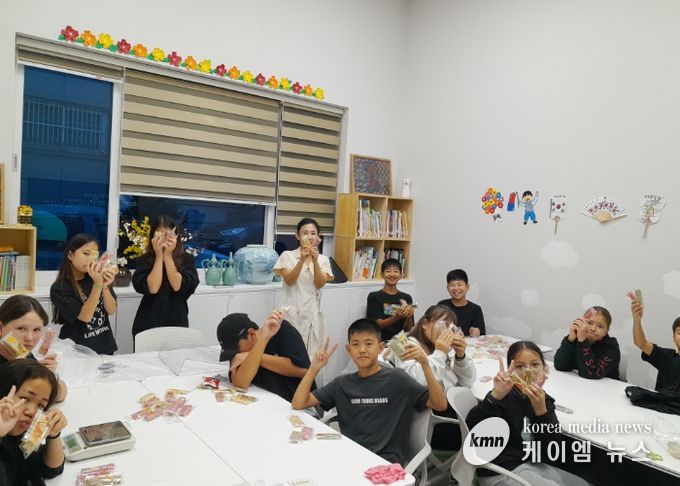 안성시 외국인주민지원센터, 고려인 청소년 추석맞이 ‘오색강정 만들기’ 체험행사 진행