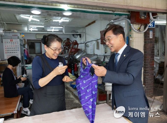 김병전 의장, 추석맞이 전통시장 소상공인 격려