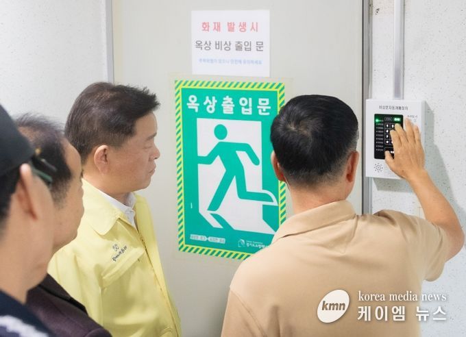 박승원 광명시장이 16일 소하동 금호어울림아파트를 방문해 옥상 출입문 자동개폐장치 설치 현장을 점검하고 있다.