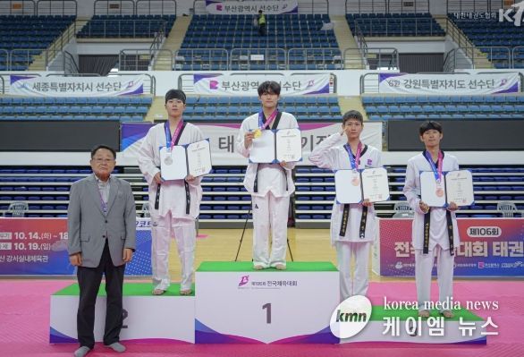 54kg에서 금메달을 획득한 전준원 선수(중앙), 김용환 선수(왼쪽)