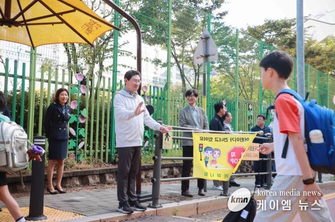 16일 용인신촌초에서 이상일 시장이 교통지도 봉사를 하고 있다