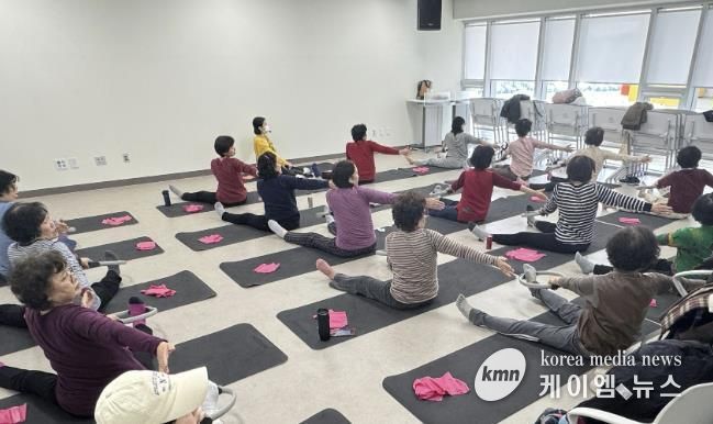 덕풍동 시니어 헬스센터에서 운영한 ‘근력강화·낙상예방 운동교실’ 3기 ‘시니어 소도구 운동’교육 모습