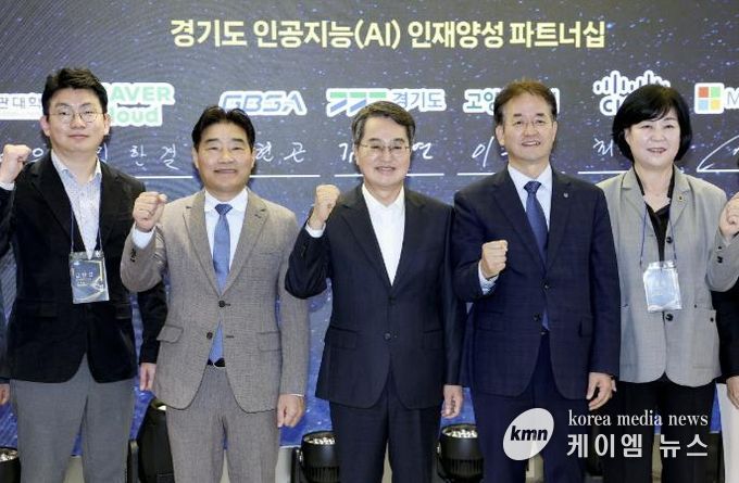 경기 북부 AI캠퍼스 개소식에서 이동환 고양특례시장, 김동연 경기도지사, 김운남 고양시의장이 파이팅을 외치고 있다.