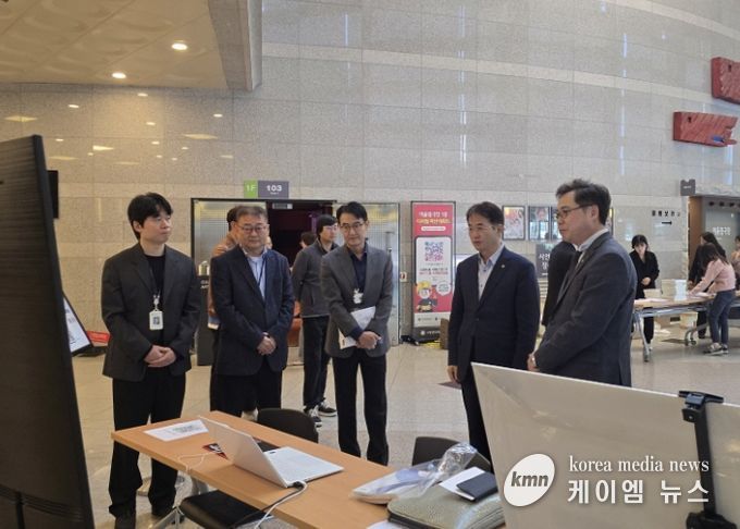 공인중개사 연수교육장에서 디지털지도 플랫폼에 대해 설명을 듣고 있는 이동환 고양특례시장