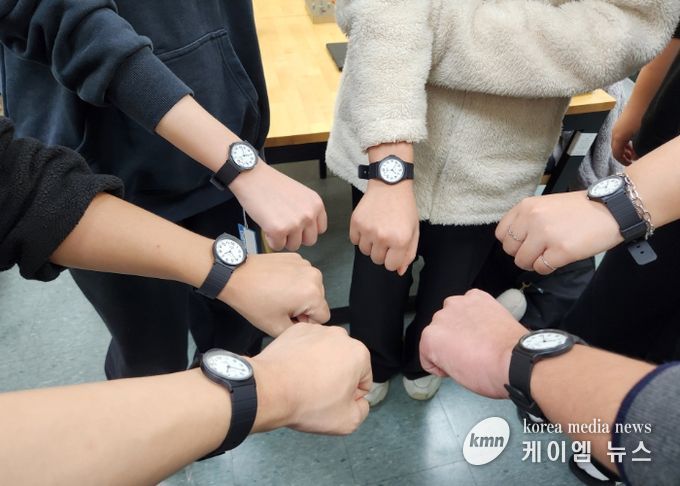 배움누리 청소년들이 수능 응원 시계를 차고 찍은 인증샷