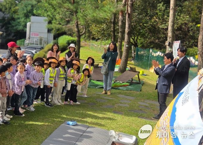 화성특례시, 논 산책 프로그램 일환으로 전국 1등 쌀 ‘수향미’ 추수체험 운영
