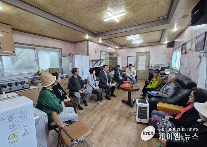 고준호 도의원 조례로 미등록경로당도 경기도 경로당 환경개선 공모사업 자격 부여, 공모 앞두고 파주 조리·광탄 현장 방문