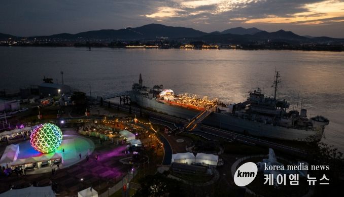 김포시가 25일 김포함상공원 및 대명항 일대에서 ‘2025 김포 선셋 페스타 위드 로컬푸드 다이닝’ 행사를 개최했다.
