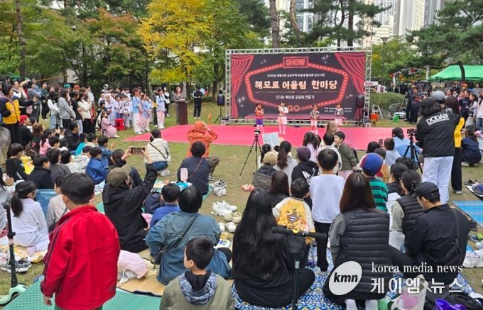 지난 25일 '생활사촌' 공동주택 공동체 활성화 사업에 참여 중인 해모로이연아파트 단지에서 주민이 직접 기획하고 운영한 프로그램이 진행되고 있다.