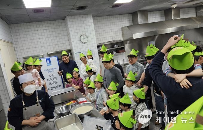 수원시 육아하는 대디들 참가자들이 아이와 함께 체험을 하고 있다.