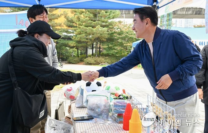 김동근 시장이 10월 26일 의정부2동 주민자치회의 ‘친환경 아나바다 장터’에 참석해 주민들과 소통하고 있다.